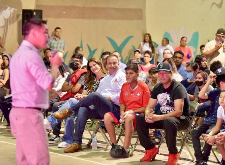 El alcalde Antonio Astiazarán y El Travieso Arce conviven con familias de Los Altareslt