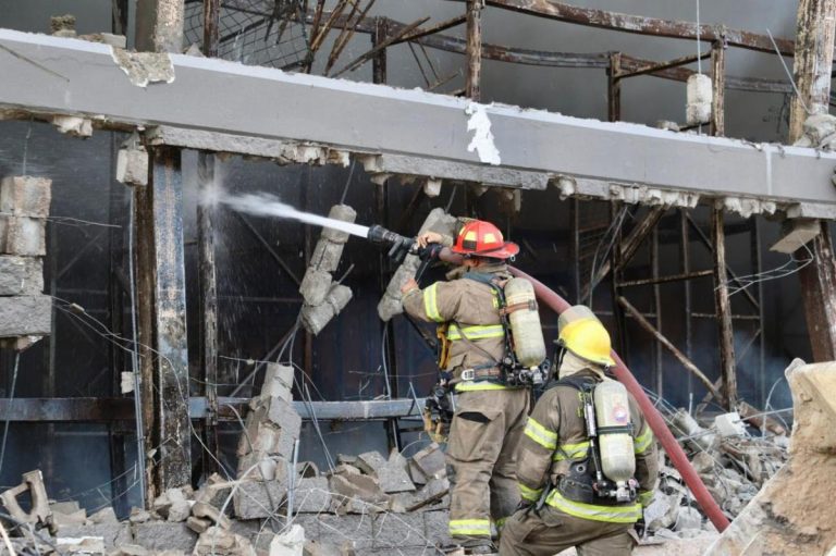 De manera coordinada los tres niveles de gobierno logran controlar incendio de Sam’s Club del Vado del Río