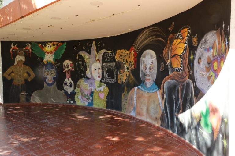Develan mural efímero sobre máscaras en Letras y Lingüística