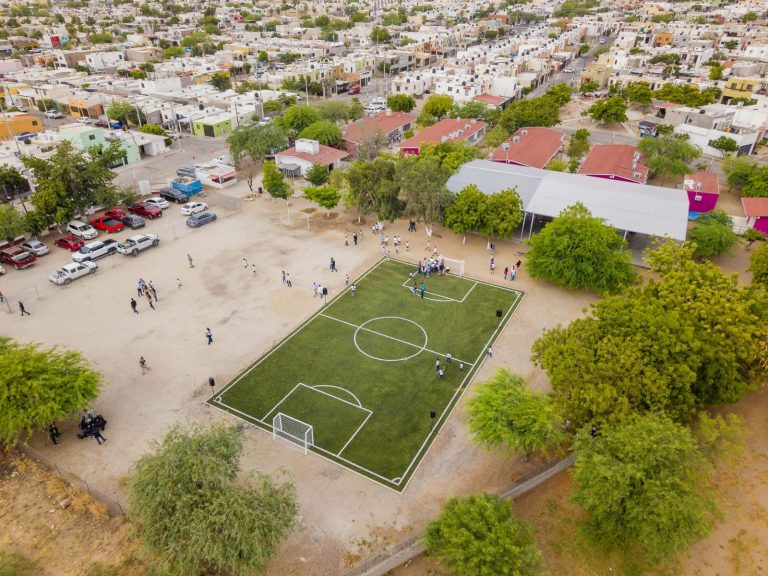 Hace equipo Toño Astiazarán a favor del deporte con la entrega de cancha de futbol en Las Lomas